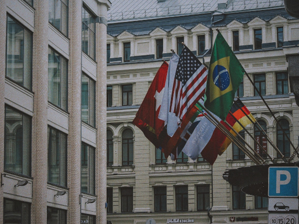 Edificio de Municipalidad con banderas de varios países